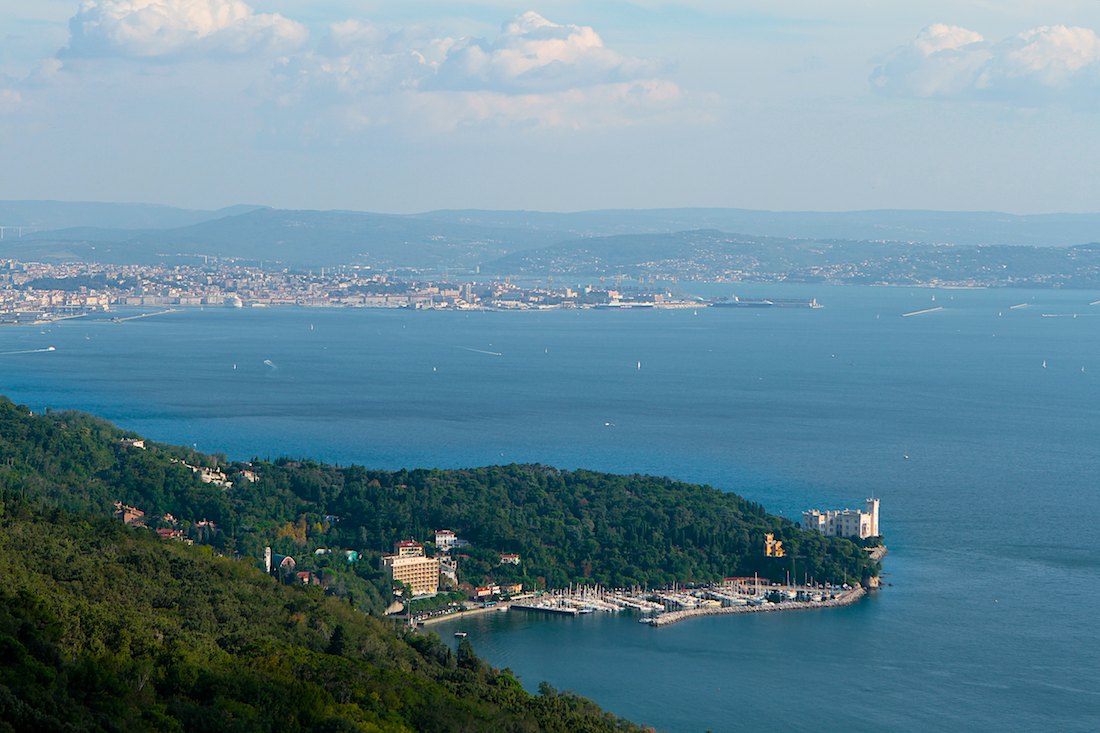 TRIESTE, il castello di Miramare con Trieste e il golfo sullo sfondo Foto di Massimo Goina | STUDIOGOINA.IT