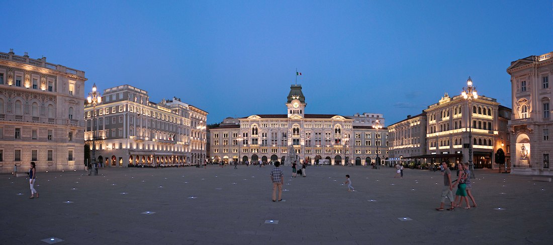 TRIESTE piazza dell'Unità d'Italia all'imbrunire. Foto di Massimo Goina | STUDIOGOINA.IT