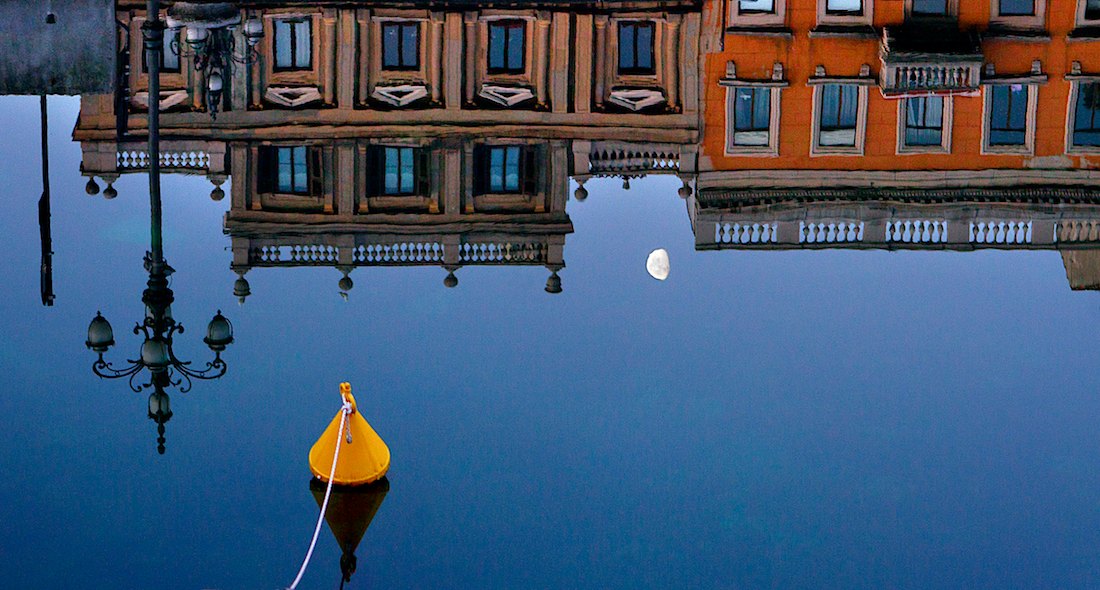 TRIESTE, alcuni palazzi storici, e la Luna, riflessi sul mare del canale di Ponterosso. Foto di Massimo Goina | STUDIOGOINA.IT