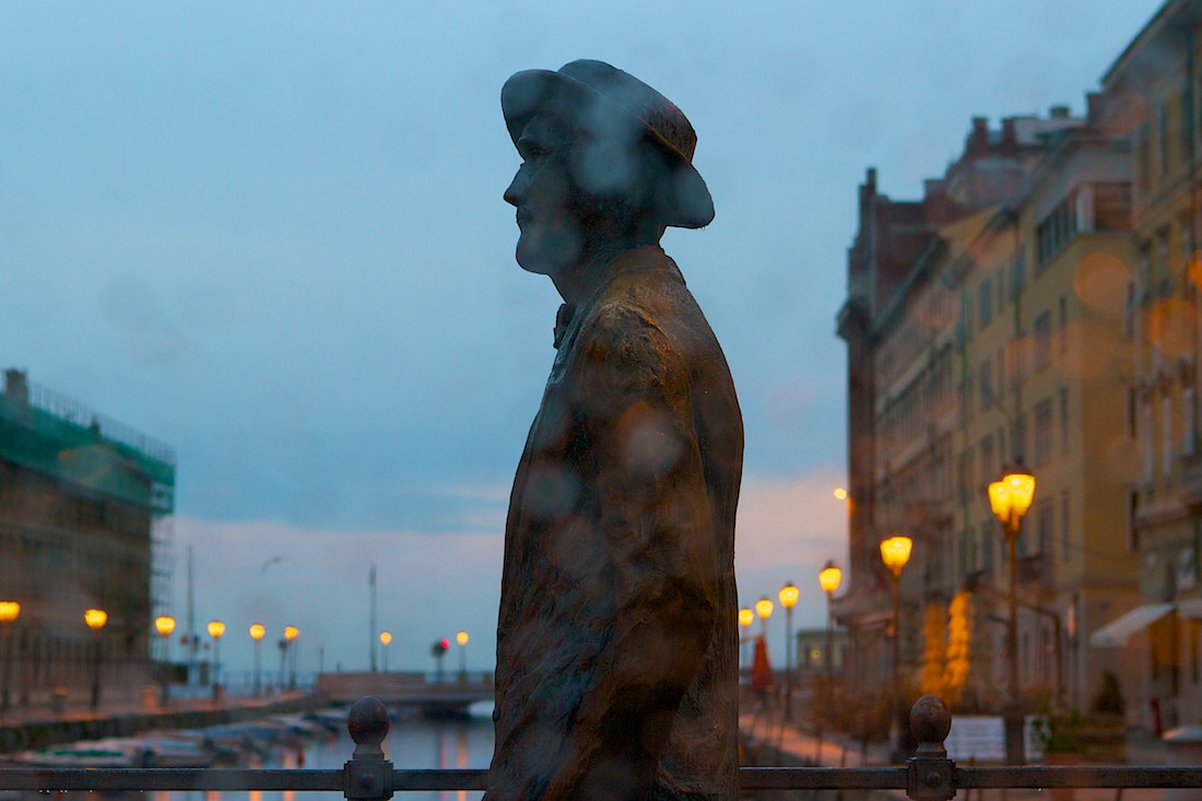 TRIESTE, statua di James Joyce sul canale di Ponterosso in una giornata piovosa. Foto di Massimo Goina | STUDIOGOINA.IT