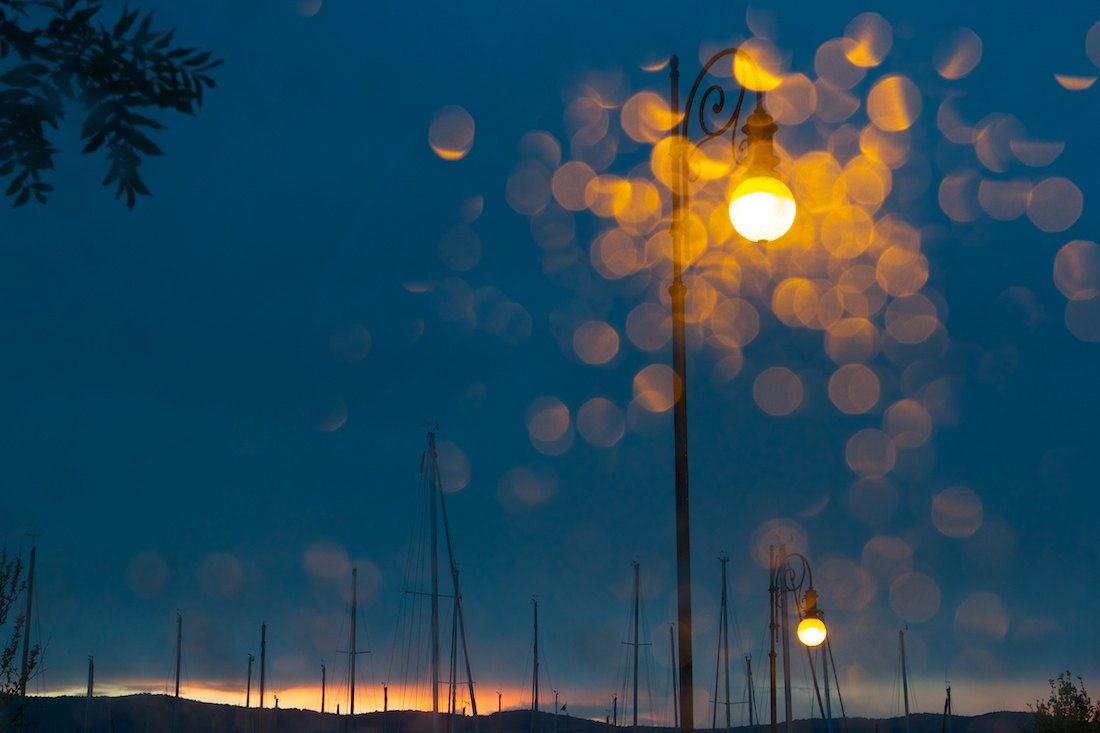 TRIESTE, il cielo plumbeo con un lampione acceso dopo un temporale. Foto di Massimo Goina | STUDIOGOINA.IT