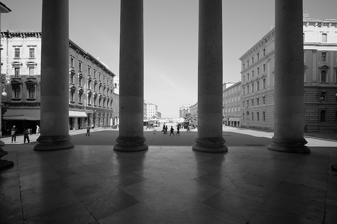 TRIESTE, vista di Piazza Sant'Antonio dall'ingresso della chiesa. Foto di Massimo Goina | STUDIOGOINA.IT