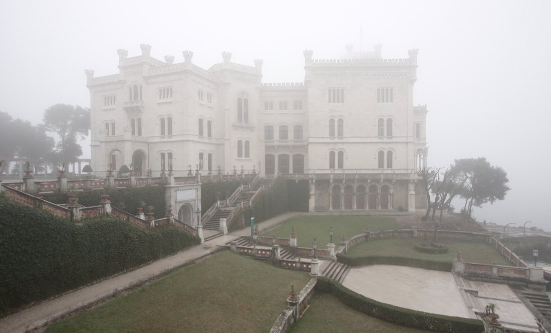 TRIESTE, il castello di Miramare nella nebbia. Foto di Massimo Goina | STUDIOGOINA.IT