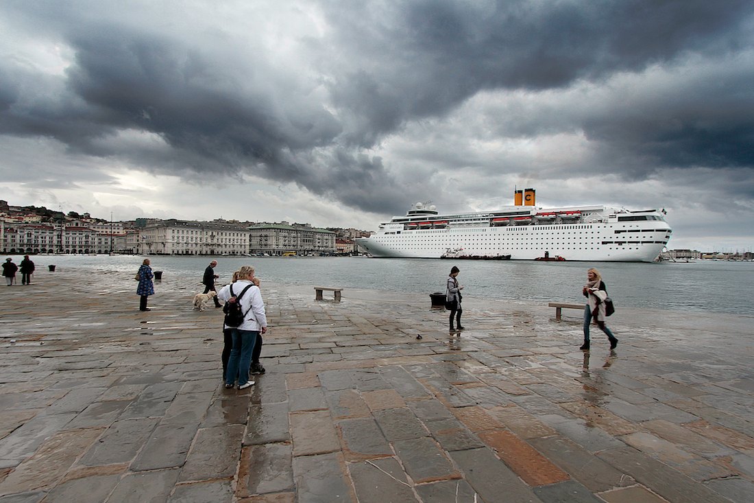TRIESTE, turisti guardano la nave Costa Crociere dal molo Audace. Foto di Massimo Goina | STUDIOGOINA.IT