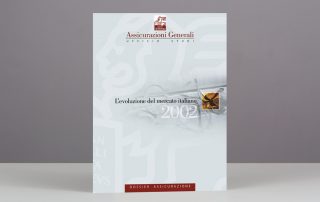 Copertina Assicurazioni Generali Ufficio Studi L'evoluzione del mercato italiano 2002 Dossier Assicurazione Grafica Massimo Goina