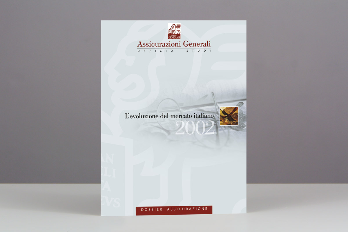 Copertina Assicurazioni Generali Ufficio Studi L'evoluzione del mercato italiano 2002 Dossier Assicurazione Grafica Massimo Goina